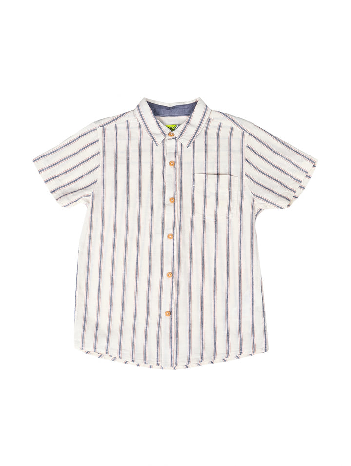 Camisa para niño color crudo con rayas verticales multicolores, manga corta y bolsillo frontal.