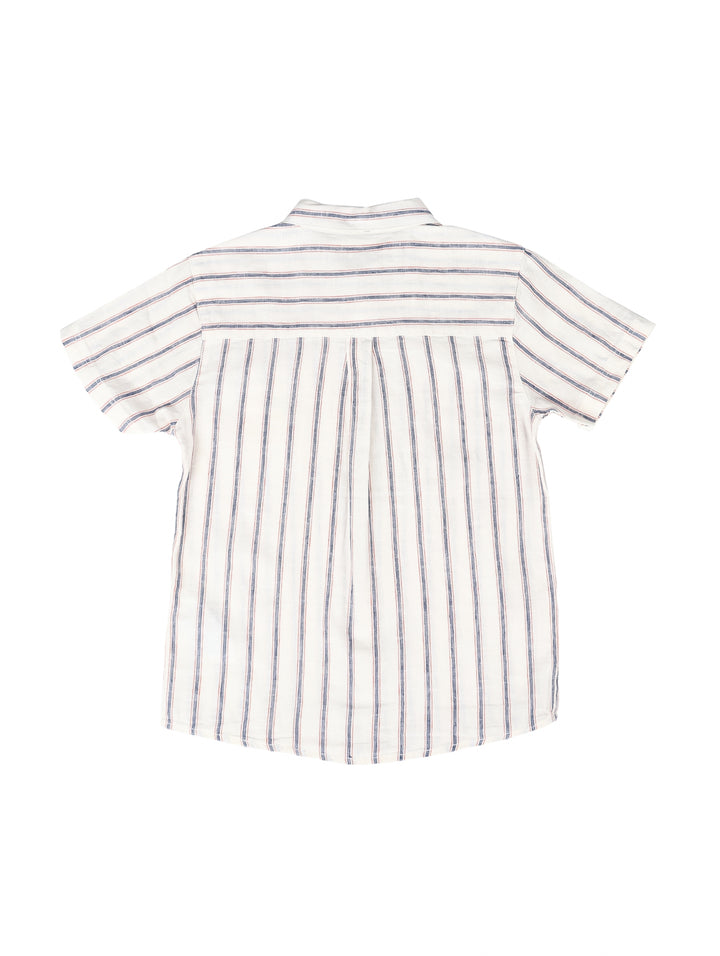 Camisa para niño color crudo con rayas verticales multicolores, manga corta y bolsillo frontal.