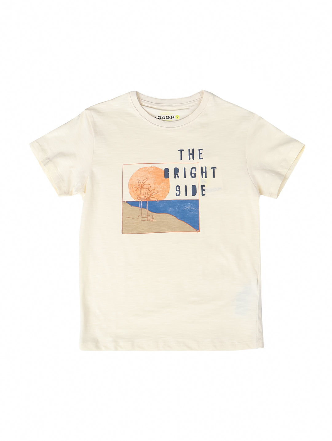 Playera color crudo para niño con estampado gráfico central que dice &