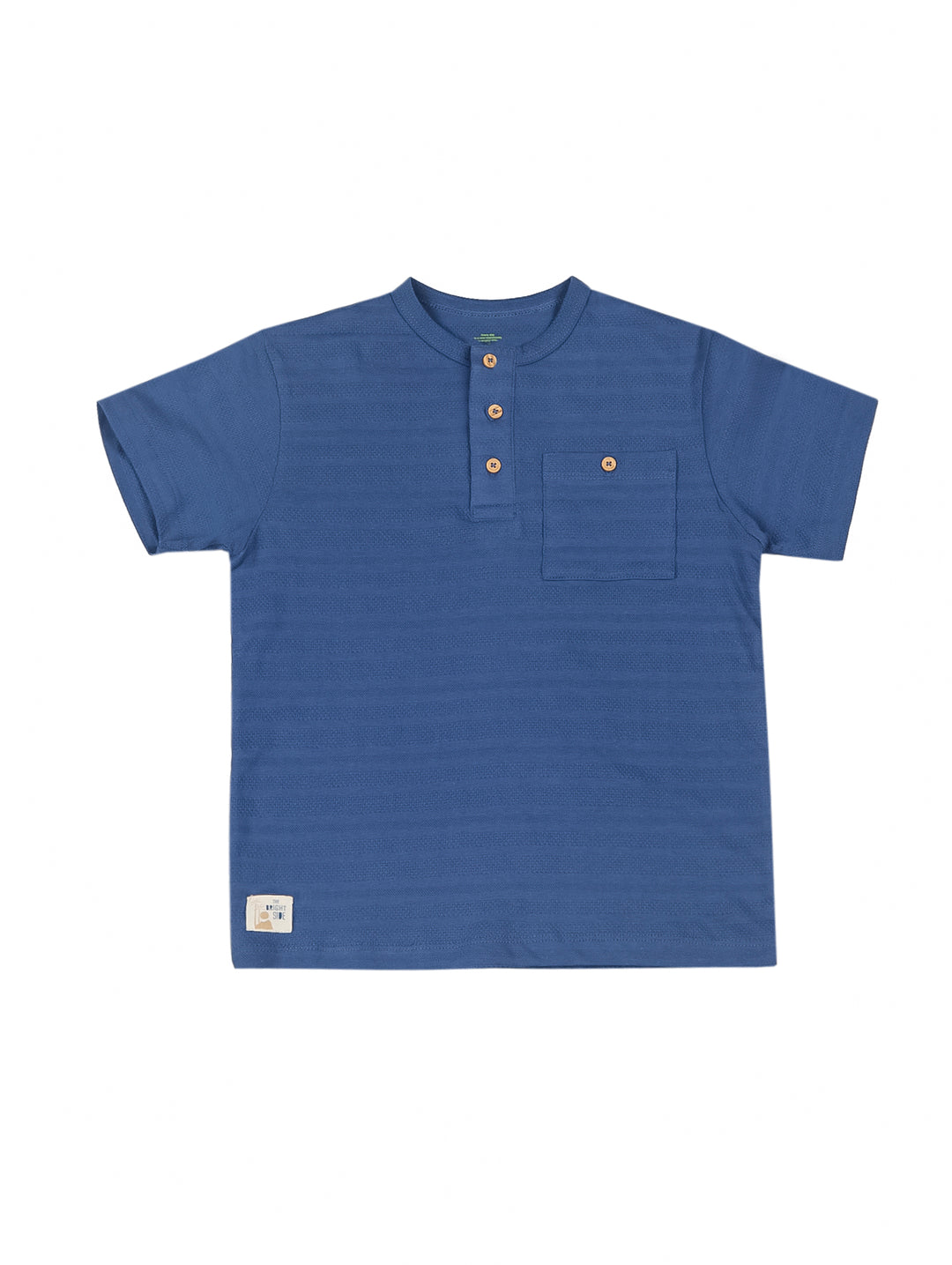 Playera azul de manga corta para niño con cuello Henley, botones frontales y un bolsillo en el pecho.