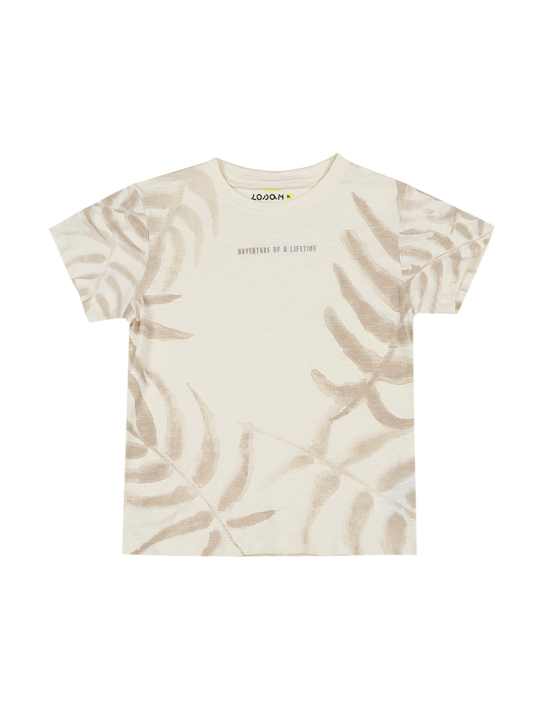 Playera color crudo para niño con estampado de hojas beige y frase 'Adventure of a lifetime' en el pecho.