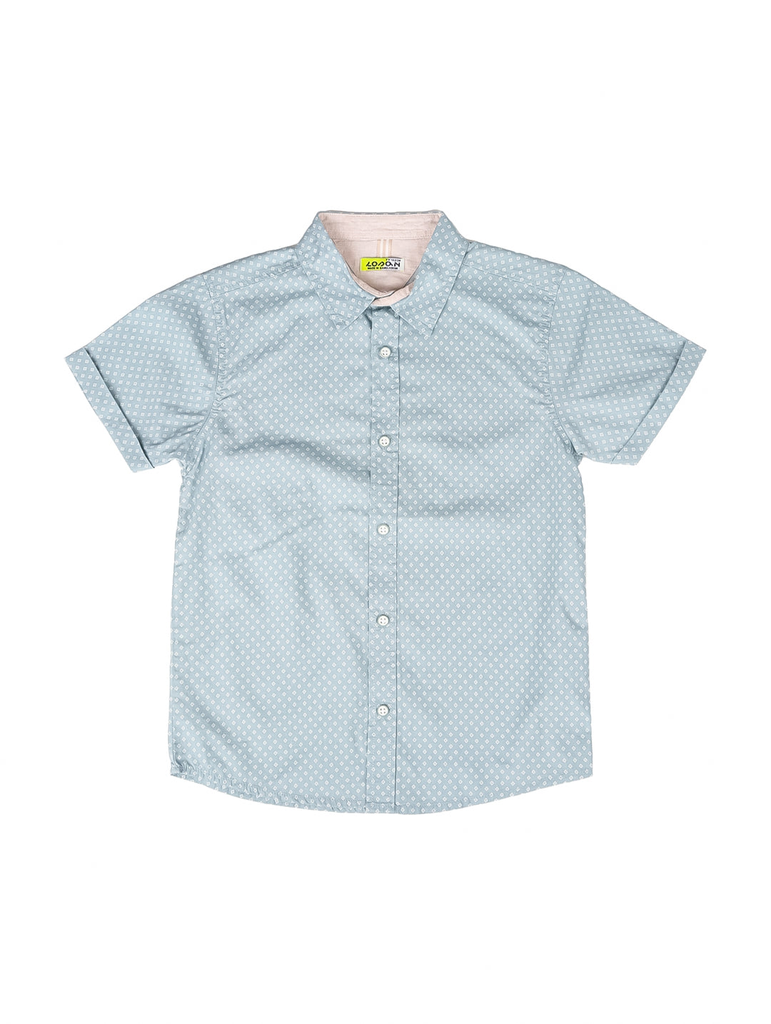 Camisa azul claro para niño con estampado de lunares blancos y manga corta.
