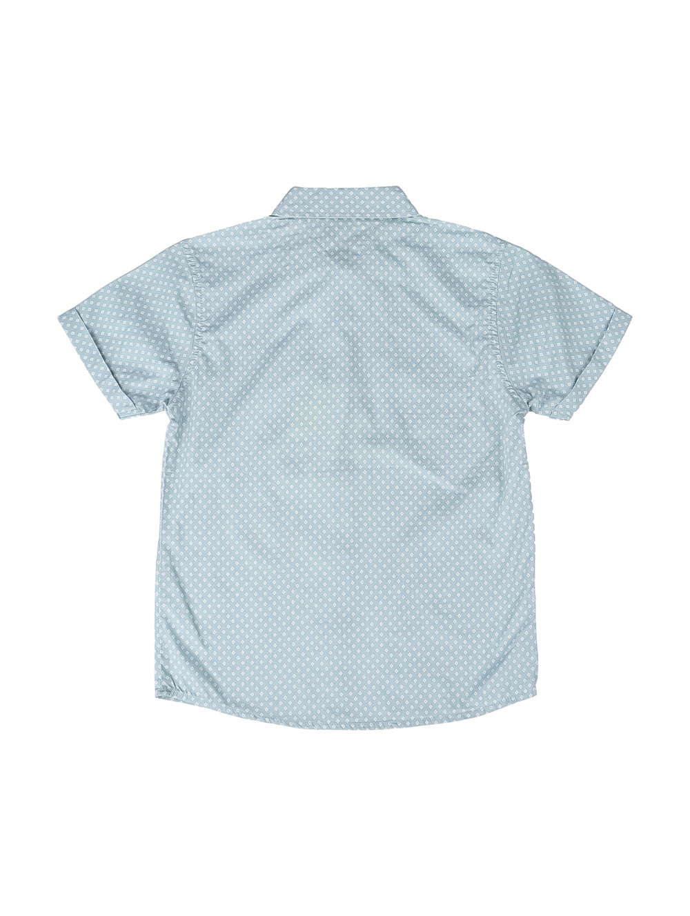 Camisa azul claro para niño con estampado de lunares blancos y manga corta.
