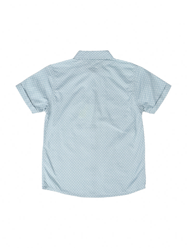 Camisa azul claro para niño con estampado de lunares blancos y manga corta.