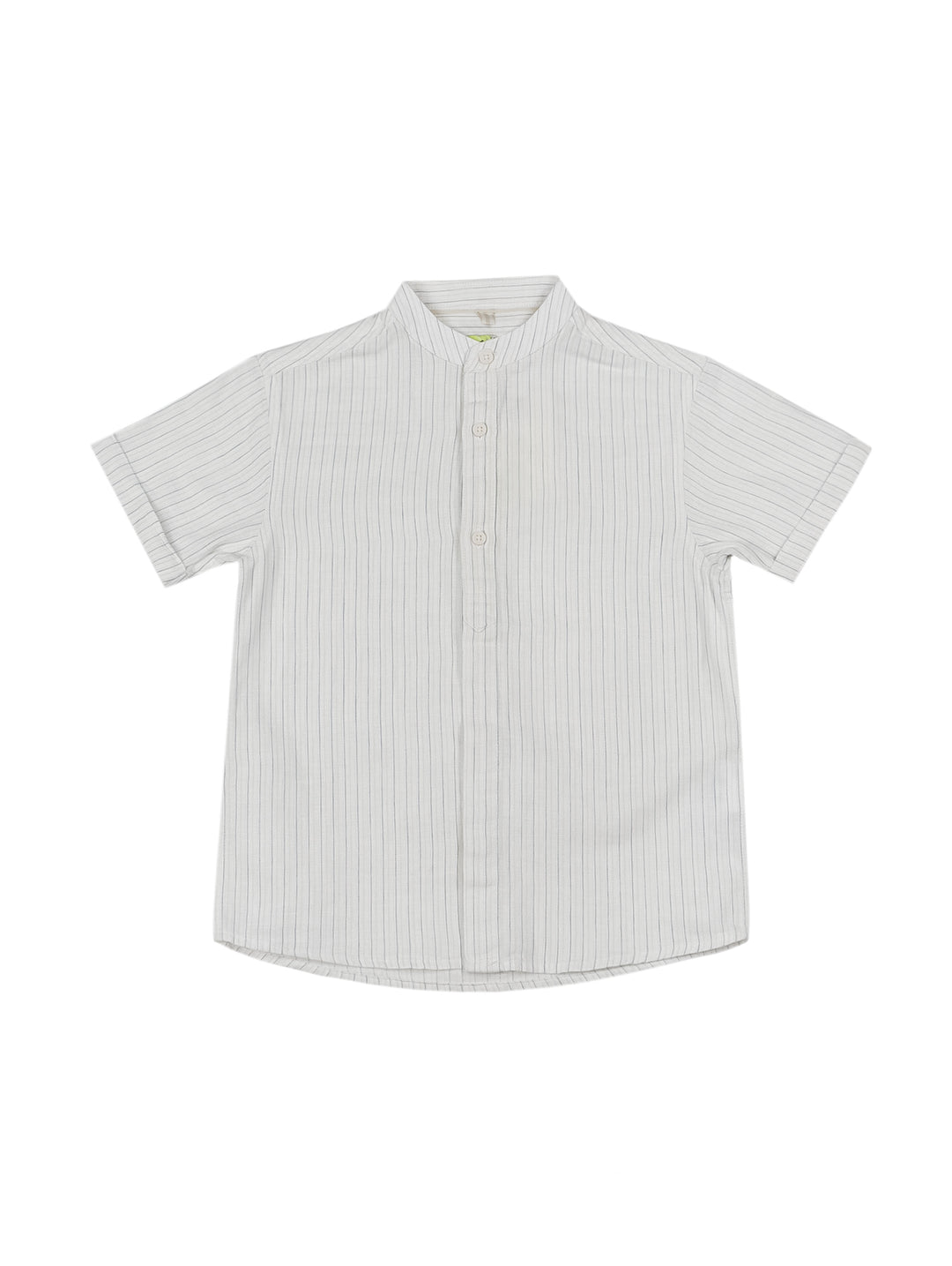 Camisa para niño color crudo con rayas verticales finas, manga corta y botones frontales.