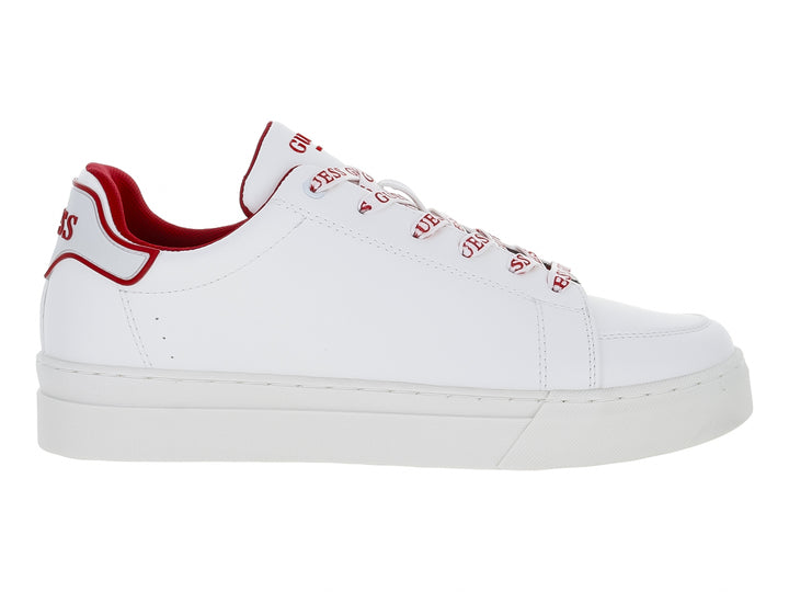 Tenis blancos de la marca Guess con detalles en color rojo en el talón y cordones.
