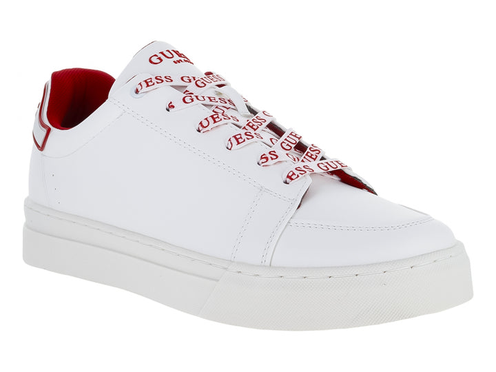 Tenis blancos de la marca Guess con detalles en color rojo en el talón y cordones.