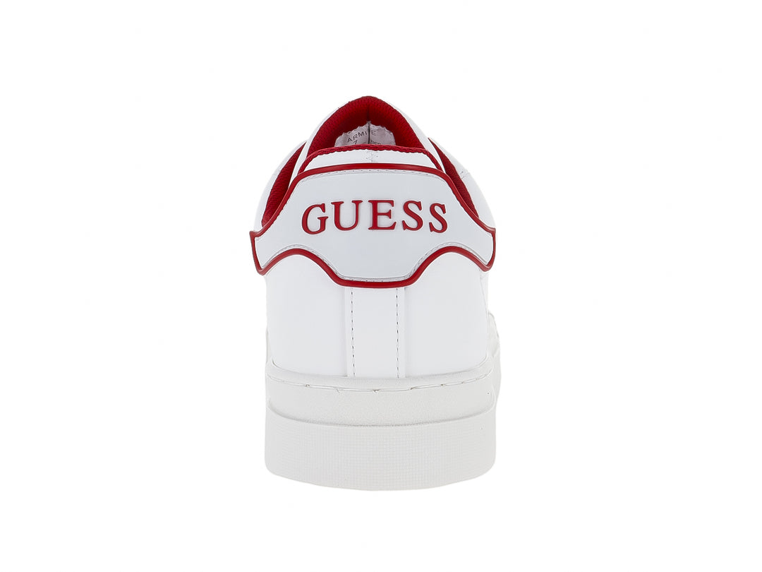 Tenis blancos de la marca Guess con detalles en color rojo en el talón y cordones.