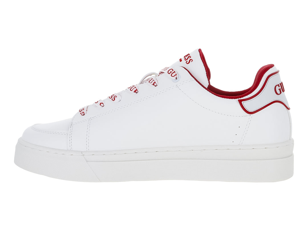 Tenis blancos de la marca Guess con detalles en color rojo en el talón y cordones.