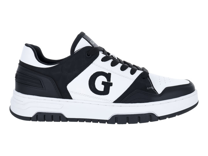 Tenis Guess en colores blanco y negro con logotipo G lateral y suela blanca y negra.