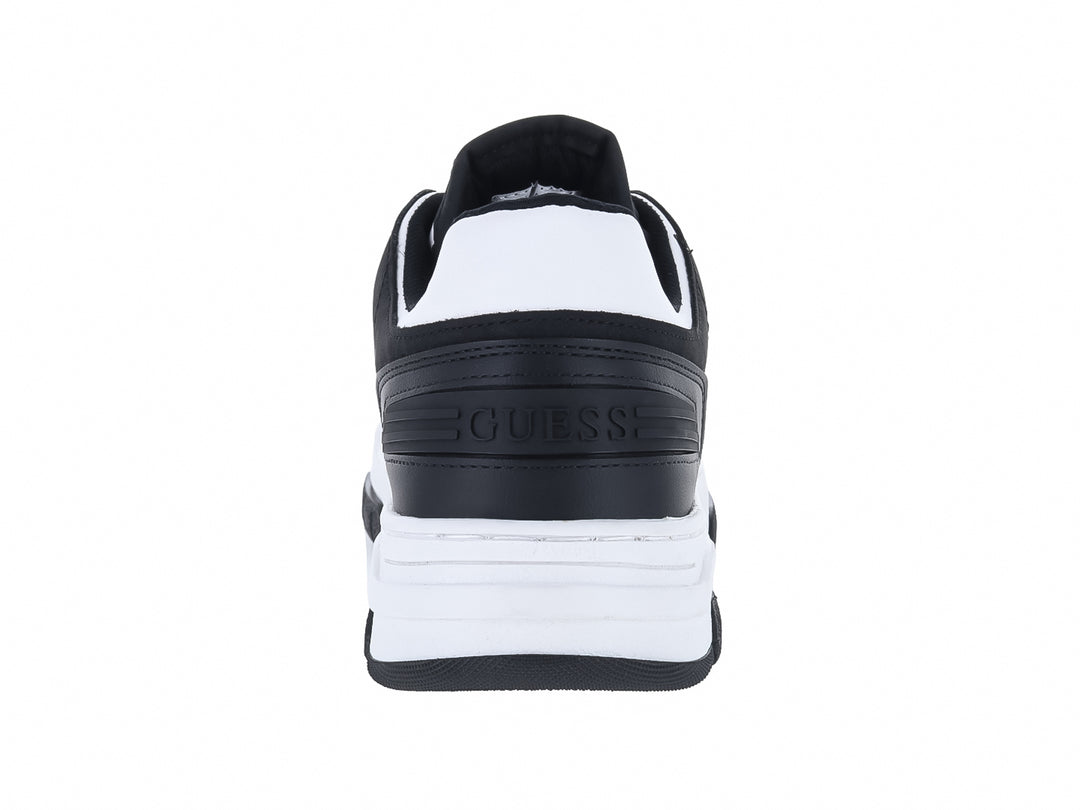 Tenis Guess en colores blanco y negro con logotipo G lateral y suela blanca y negra.