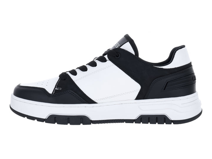 Tenis Guess en colores blanco y negro con logotipo G lateral y suela blanca y negra.