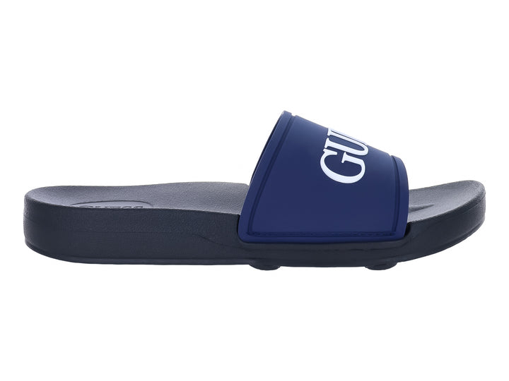 Sandalia Guess color azul marino con banda ancha y logotipo blanco en la parte superior.