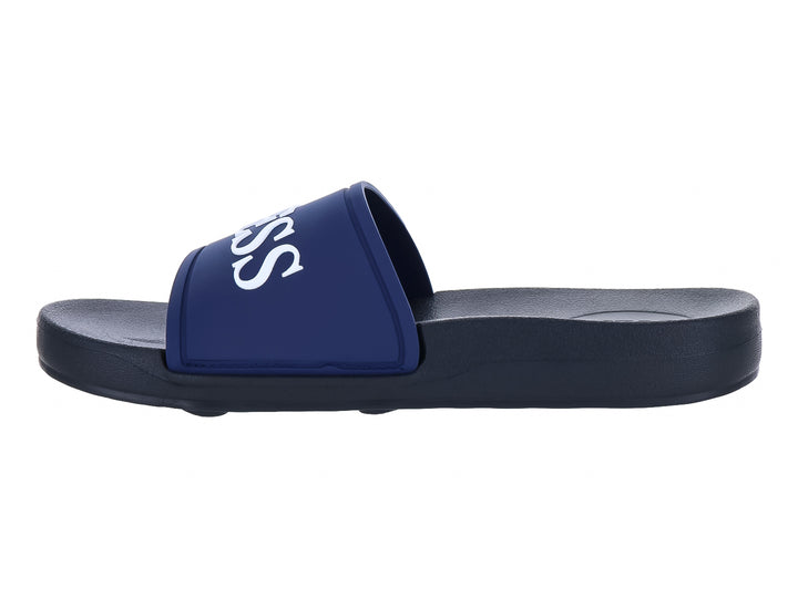 Sandalia Guess color azul marino con banda ancha y logotipo blanco en la parte superior.