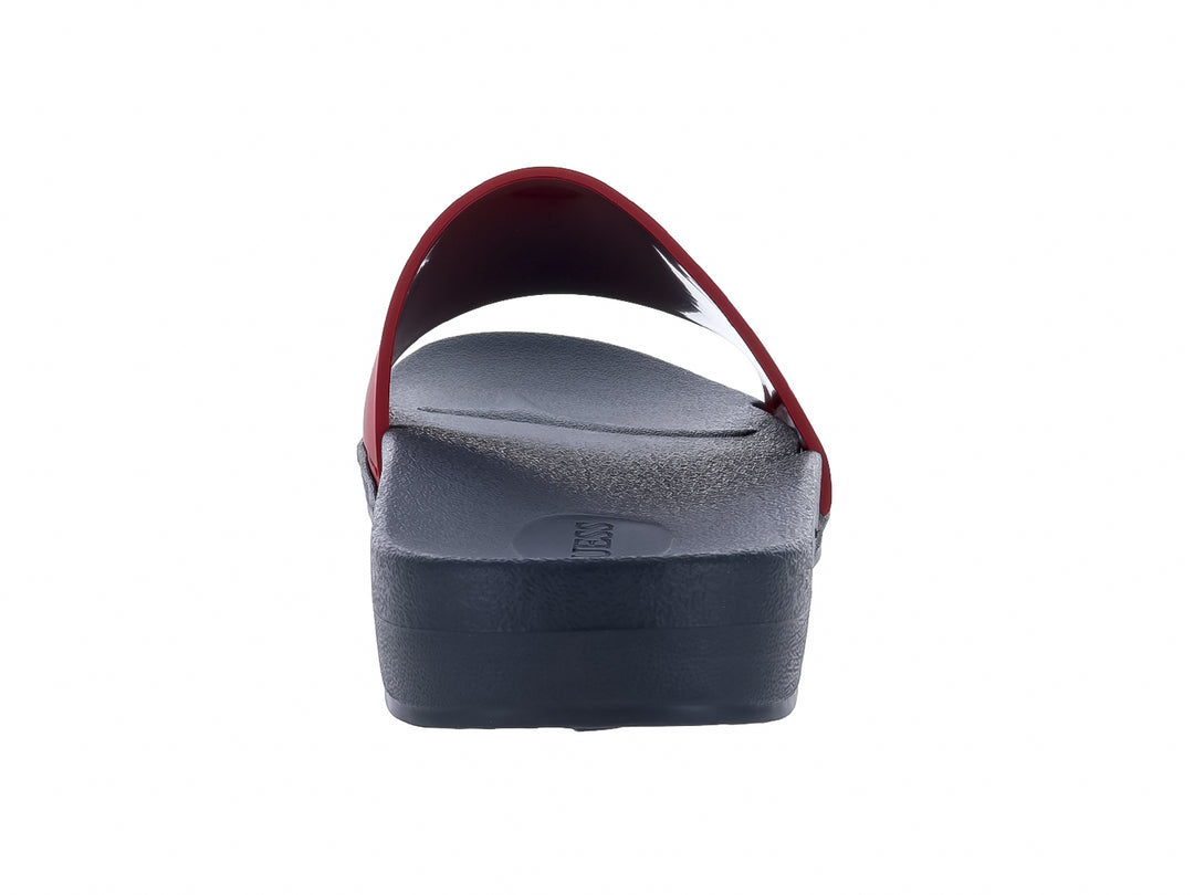 Sandalia deslizable GUESS con banda superior color vino y suela azul marino.