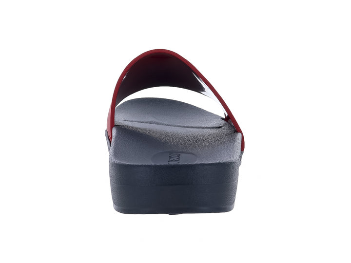 Sandalia deslizable GUESS con banda superior color vino y suela azul marino.