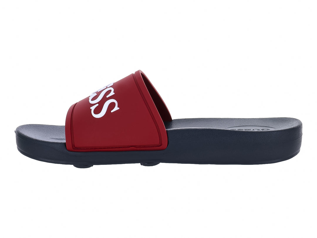 Sandalia deslizable GUESS con banda superior color vino y suela azul marino.
