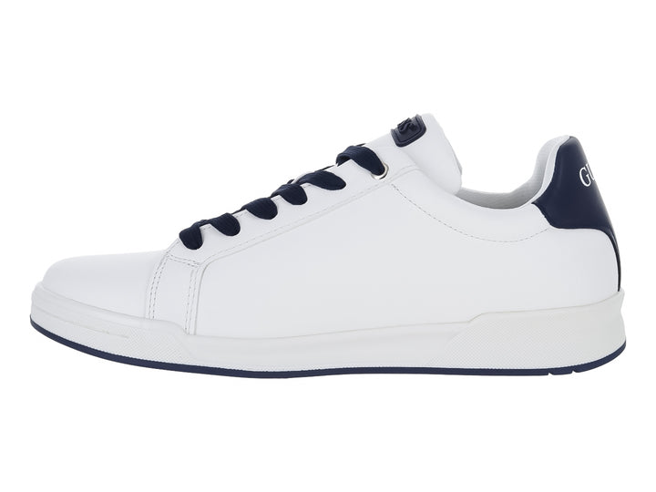 Tenis blancos de la marca Guess con detalles y logotipo en color azul, diseño casual y deportivo.