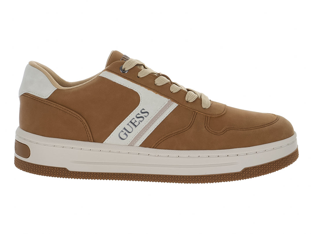Tenis Guess color camel con detalles y suela blanca, estilo casual deportivo.