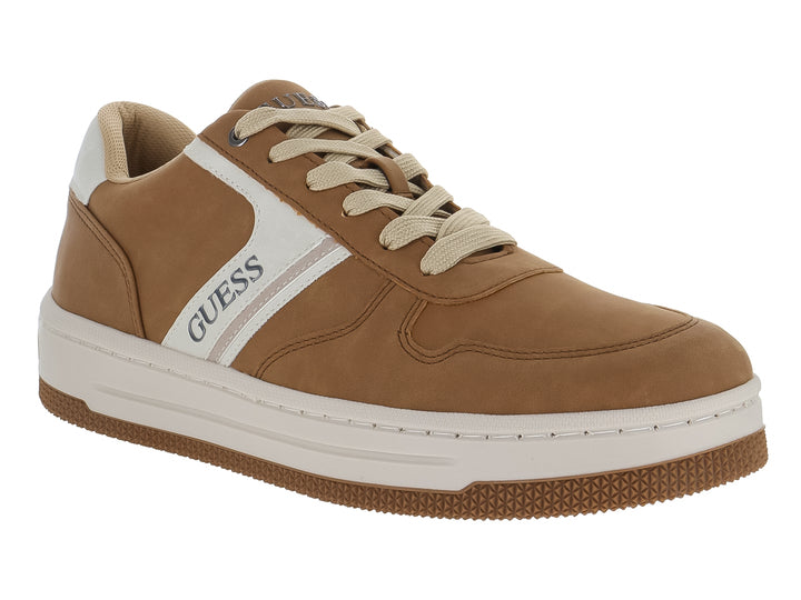 Tenis Guess color camel con detalles y suela blanca, estilo casual deportivo.
