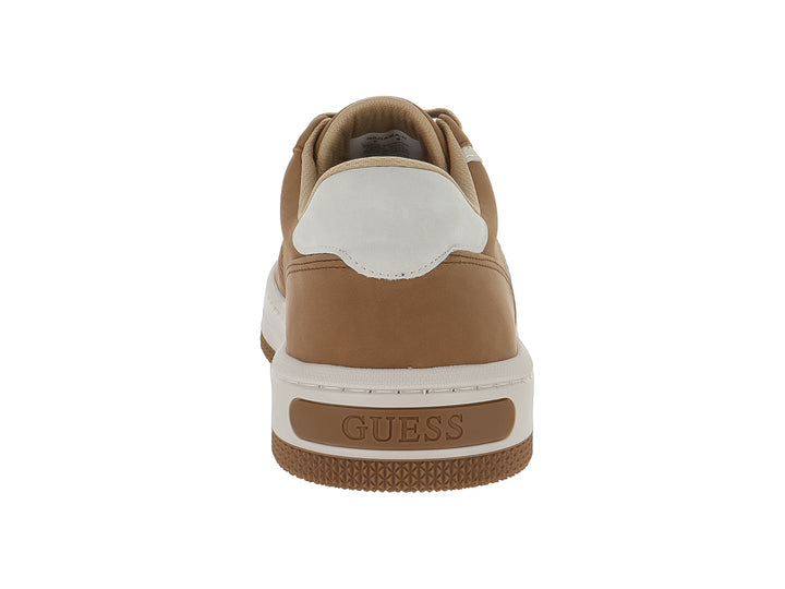 Tenis Guess color camel con detalles y suela blanca, estilo casual deportivo.