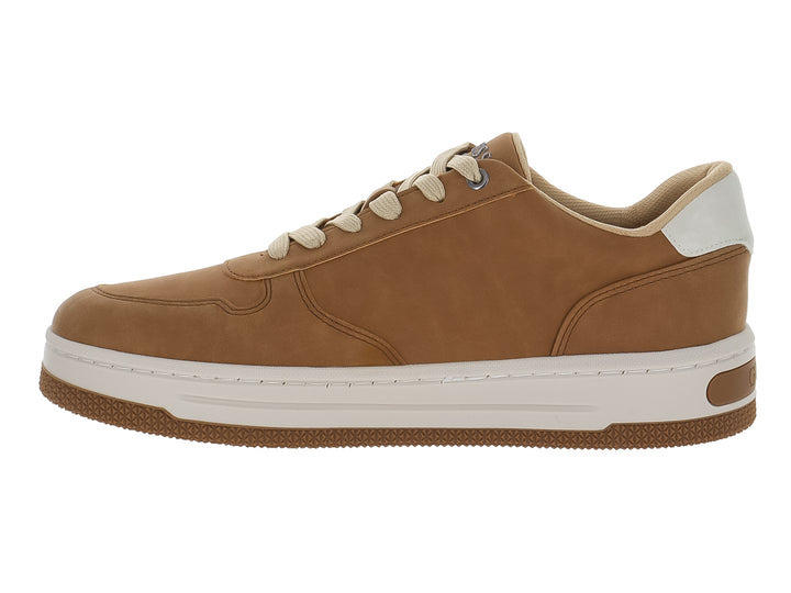 Tenis Guess color camel con detalles y suela blanca, estilo casual deportivo.