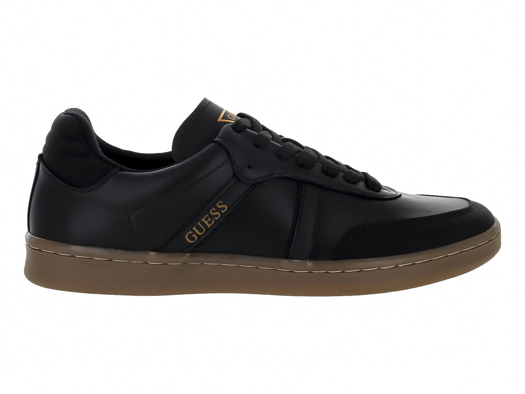 Tenis Guess de cuero negro con suela color café y logotipo dorado en el lateral.