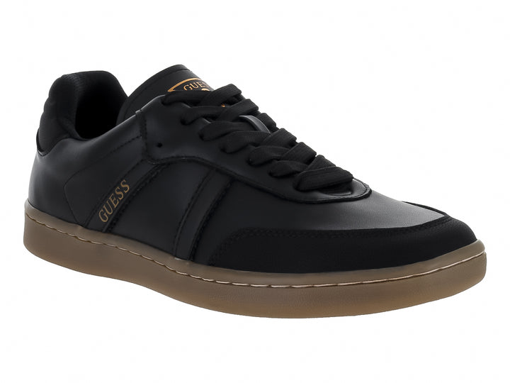 Tenis Guess de cuero negro con suela color café y logotipo dorado en el lateral.