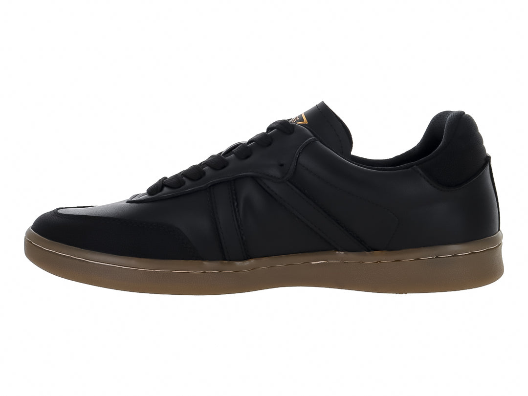 Tenis Guess de cuero negro con suela color café y logotipo dorado en el lateral.