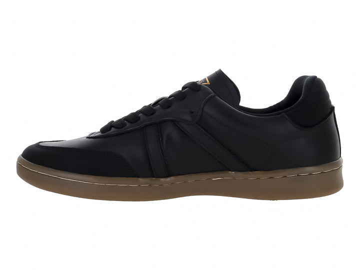 Tenis Guess de cuero negro con suela color café y logotipo dorado en el lateral.