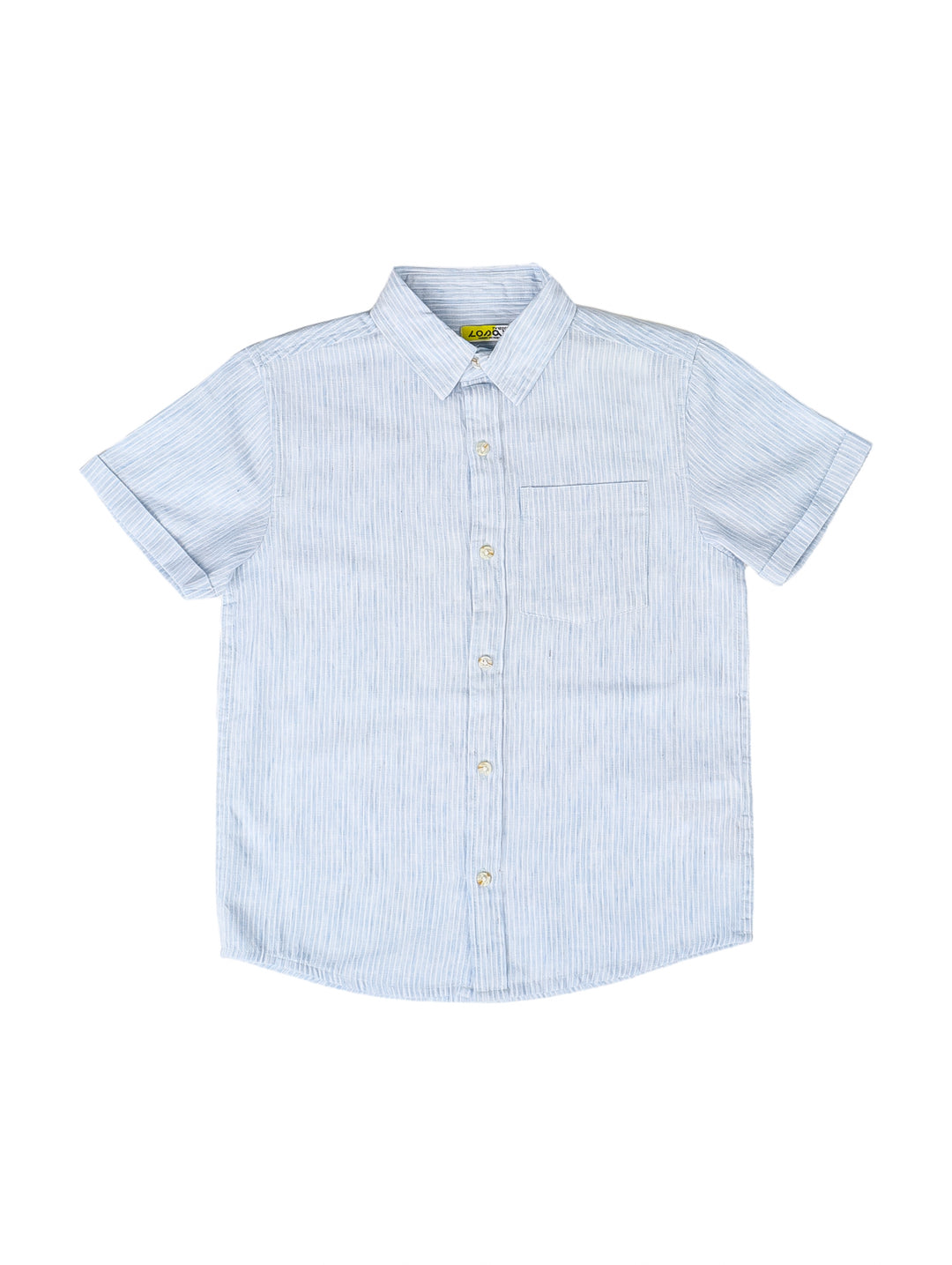 Camisa para niño de manga corta con rayas verticales azules y blancas y bolsillo frontal.