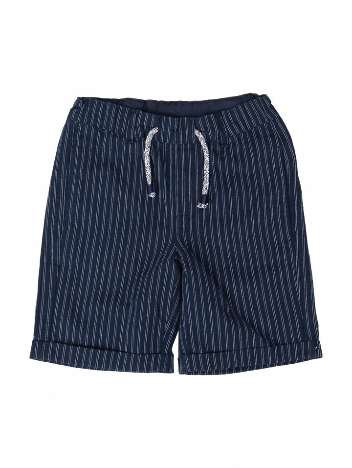 Shorts para niño color azul oscuro con rayas blancas verticales y cordón ajustable en la cintura.