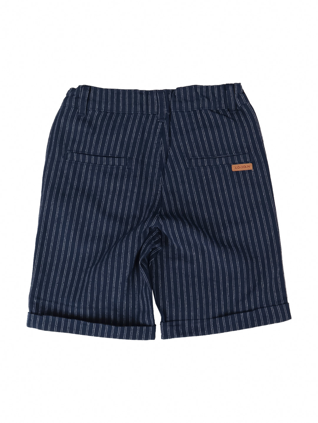 Shorts para niño color azul oscuro con rayas blancas verticales y cordón ajustable en la cintura.