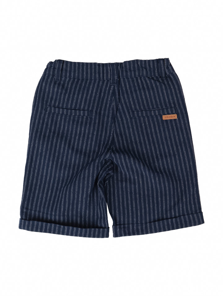 Shorts para niño color azul oscuro con rayas blancas verticales y cordón ajustable en la cintura.