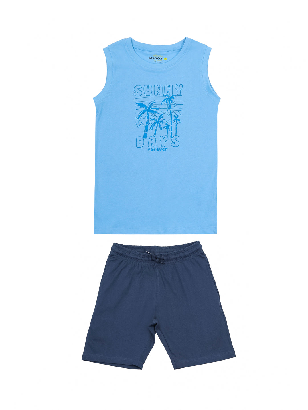 Conjunto para niño con camiseta sin mangas azul claro y shorts azul marino.