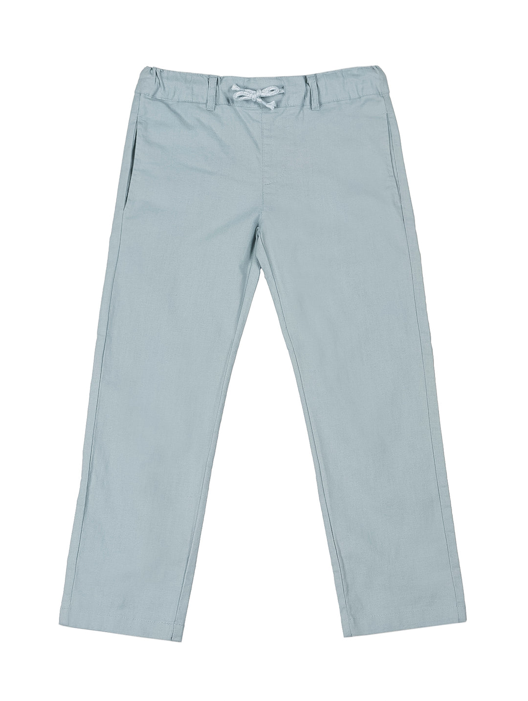 Pantalón casual color azul claro para niño con cintura elástica y cordón.