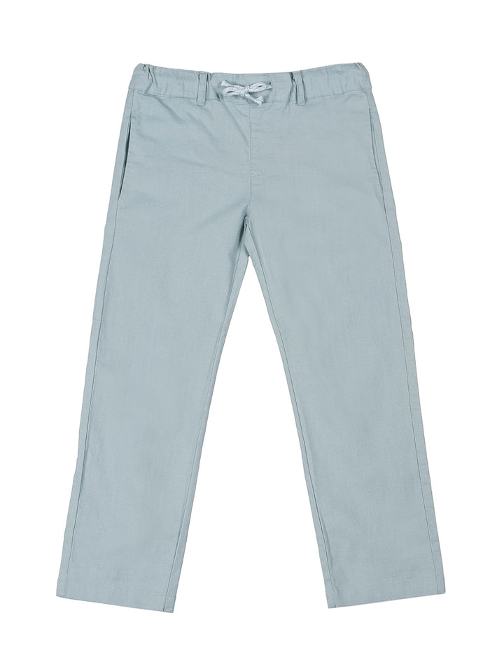 Pantalón casual color azul claro para niño con cintura elástica y cordón.