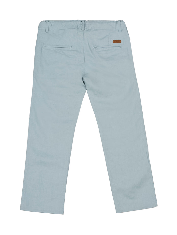 Pantalón casual color azul claro para niño con cintura elástica y cordón.