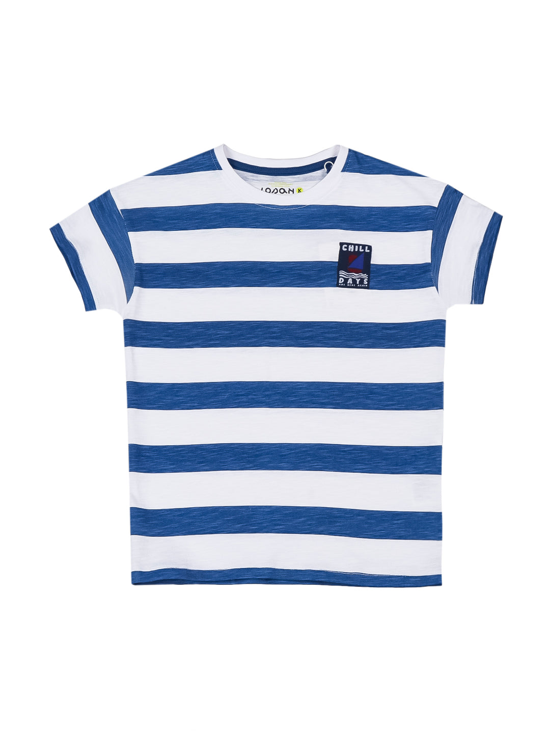 Playera para niño con rayas horizontales blancas y azules, cuello redondo y manga corta.
