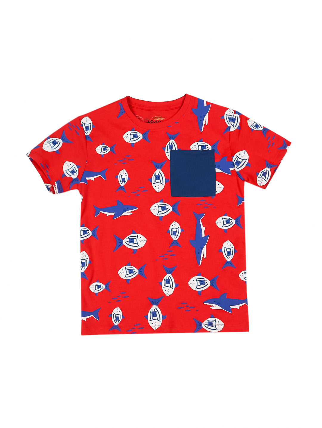 Playera roja para niño con estampado de tiburones y bolsillo azul en el pecho.