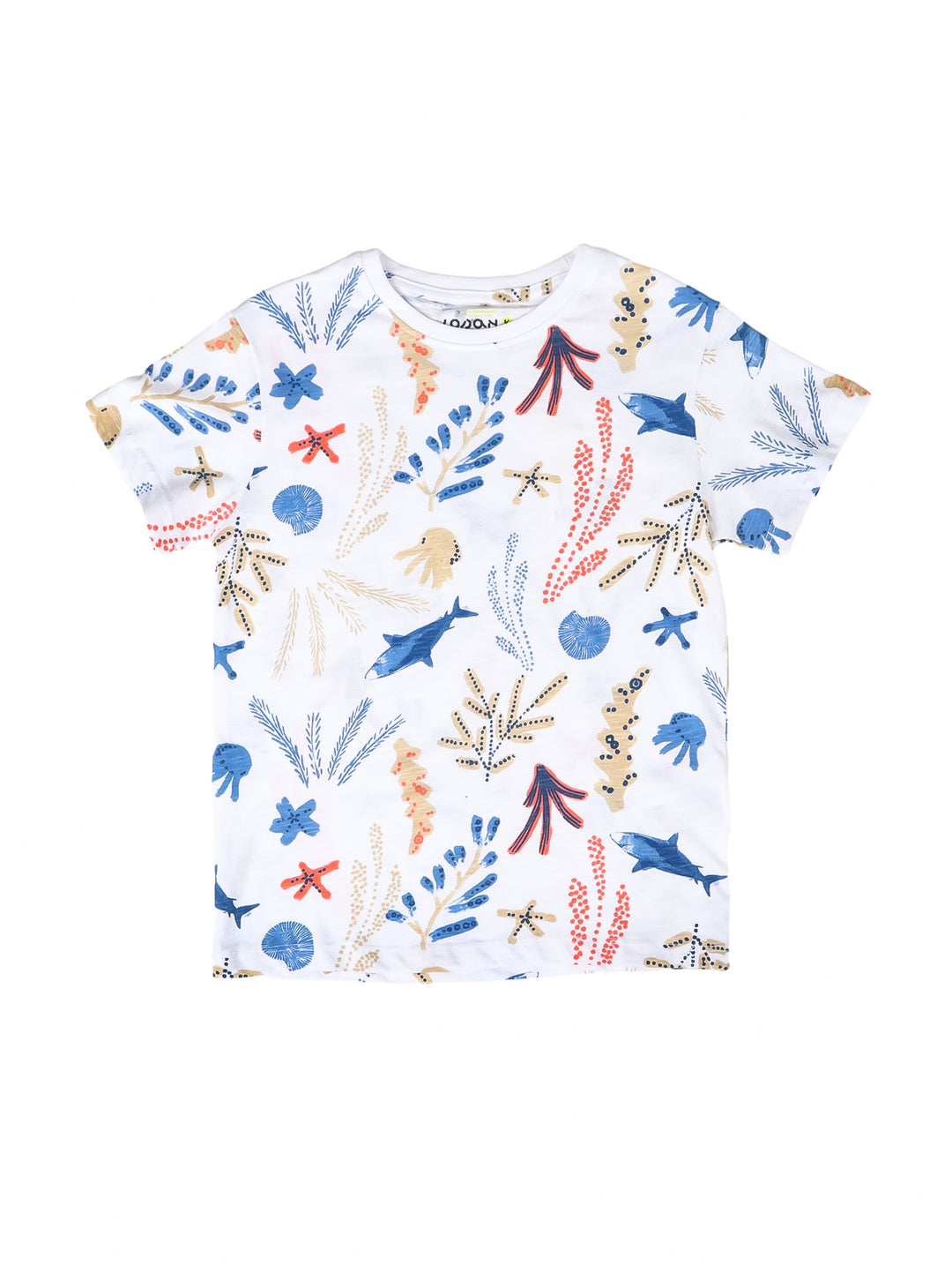 Playera blanca para niño con estampado multicolor de motivos marinos como peces y estrellas de mar.