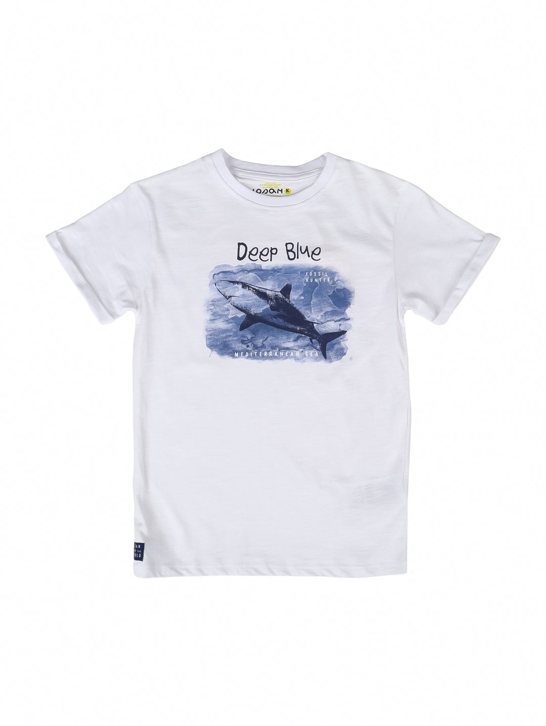 Playera blanca para niño con estampado central de un tiburón y el texto Deep Blue en color azul.