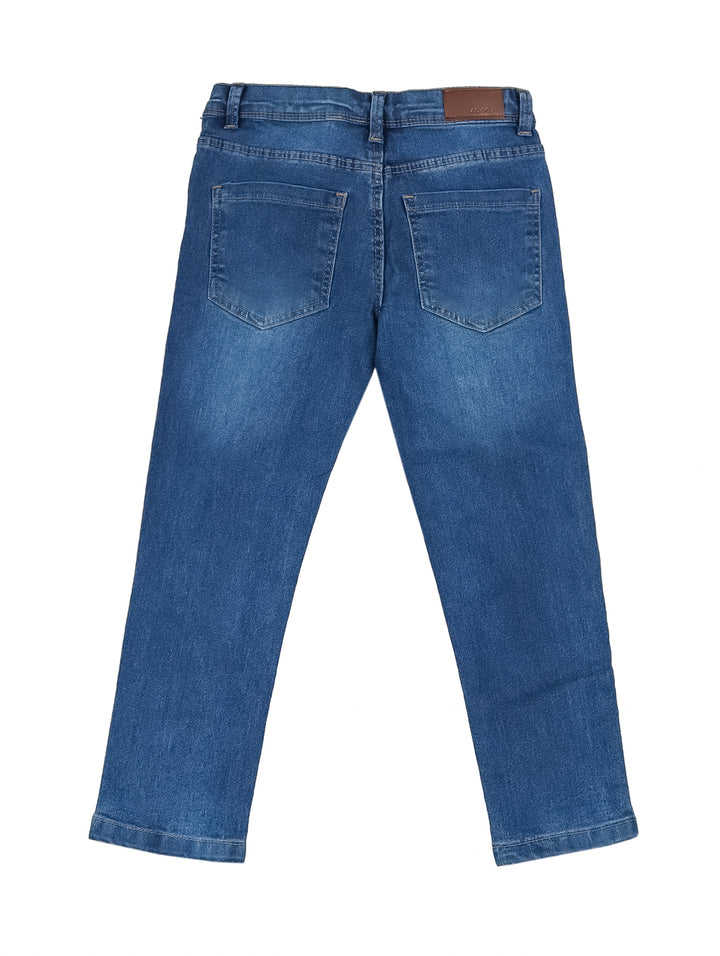 Pantalón de mezclilla color azul denim medio.