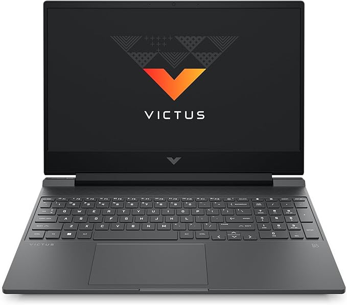 Laptop HP Victus de color gris con pantalla encendida mostrando el logo de la marca y teclado completo.