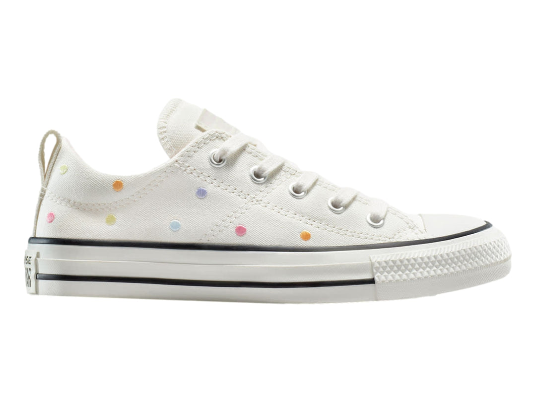 Tenis Converse blancos de lona con lunares de colores y suela blanca.