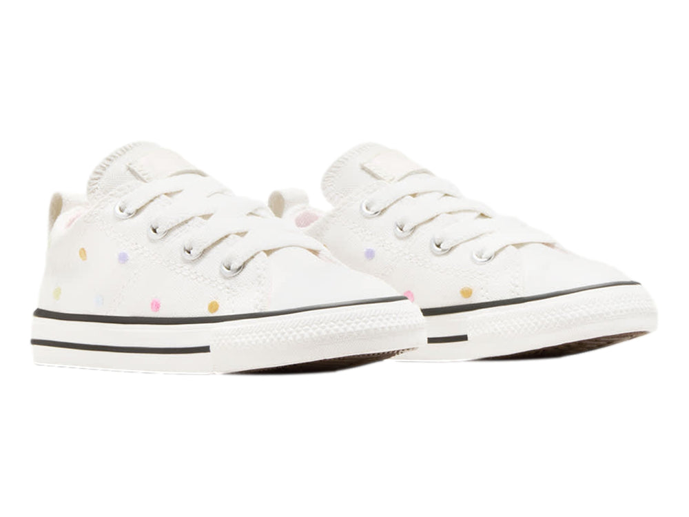 Tenis Converse blancos de lona con lunares de colores y suela blanca.