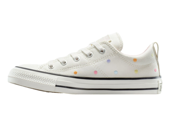 Tenis Converse blancos de lona con lunares de colores y suela blanca.