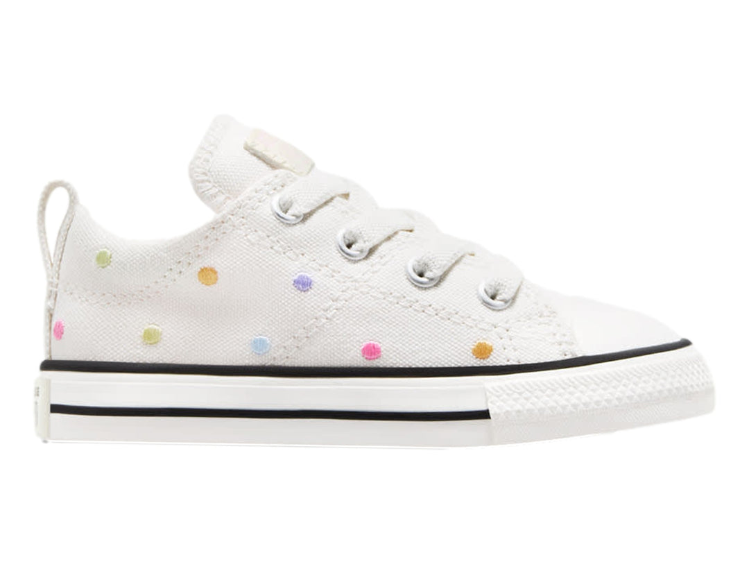 Tenis Converse blancos de corte bajo con lunares de colores.