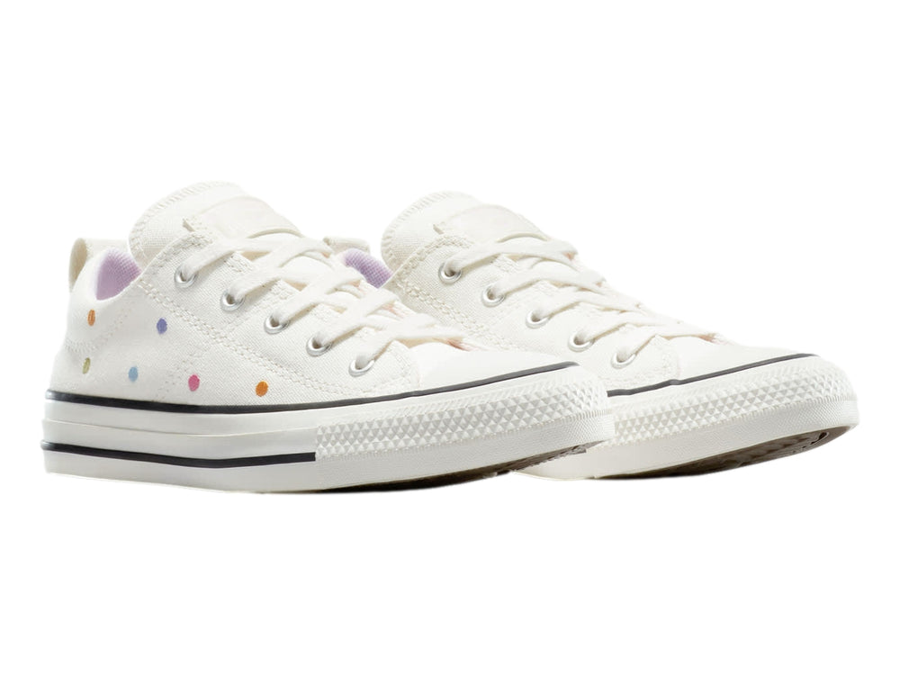 Tenis Converse blancos de corte bajo con lunares de colores.