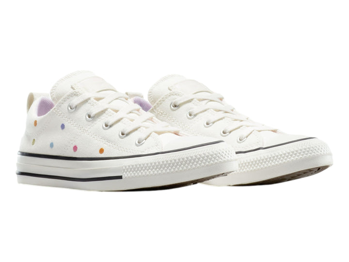 Tenis Converse blancos de corte bajo con lunares de colores.